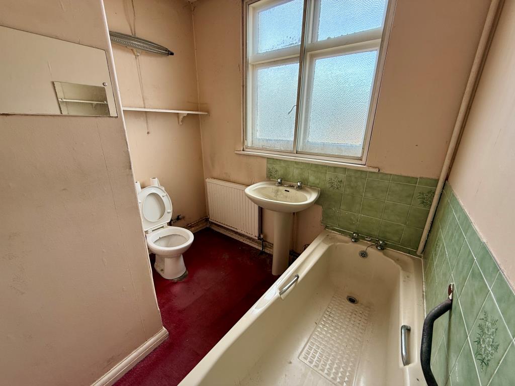 Lot: 95 - DETACHED FREEHOLD BUILDING - Bathroom with W.C.